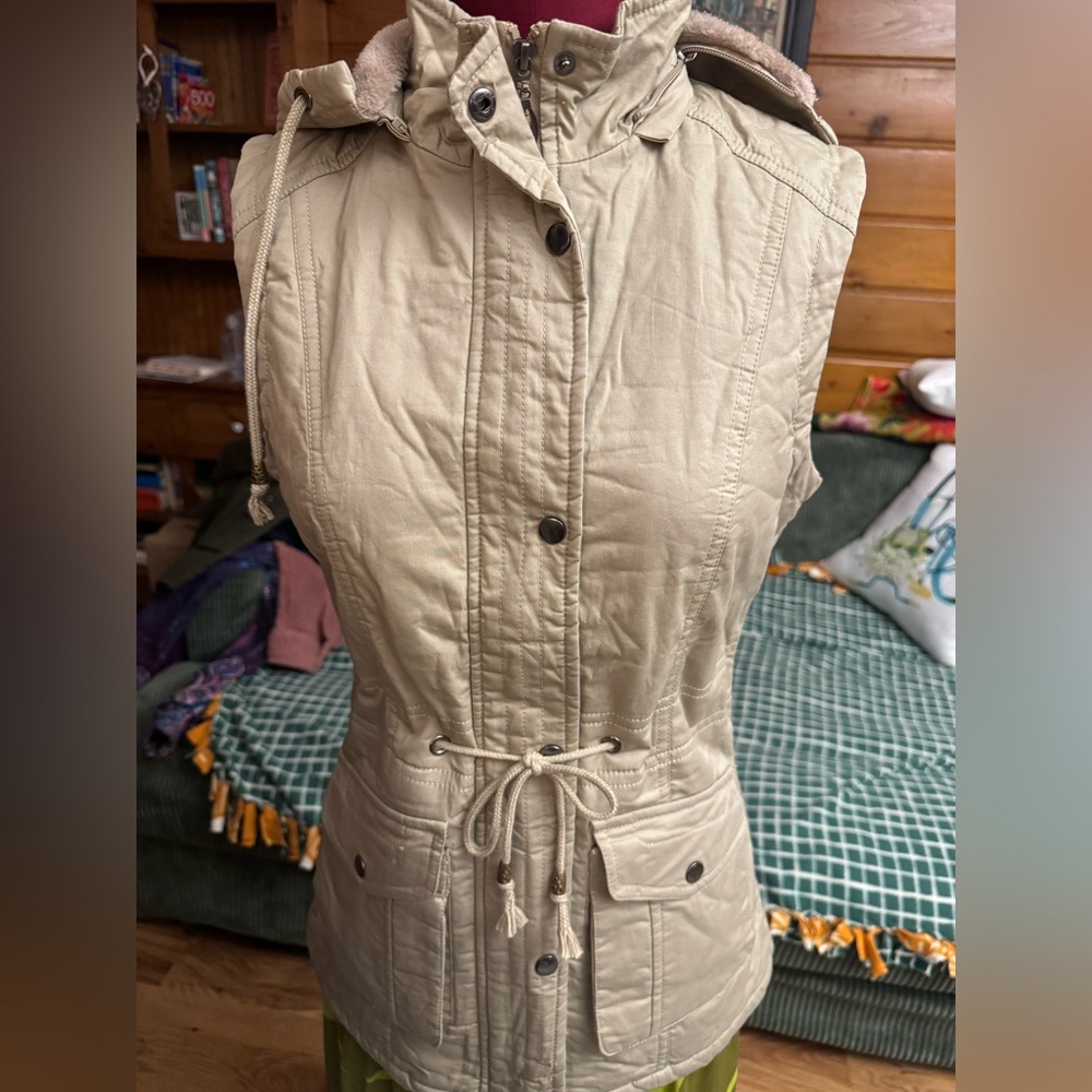NWOT Women's Beige Hooded Vest Fur lined XS💙